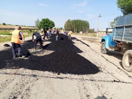 Zafarobod tumanida yo'llar ta'mirlash ishlari davom etmoqda.